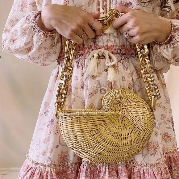 Gold Chain Woven Shell Bag. PreOwned .one Size. - Picture 4 of 11